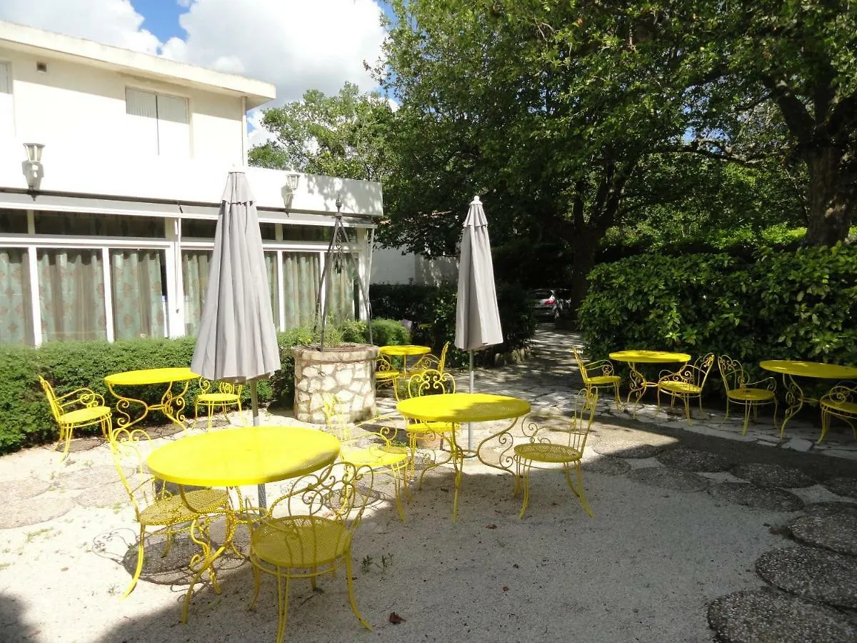 Hotel De L'Ile Awinion 2*,